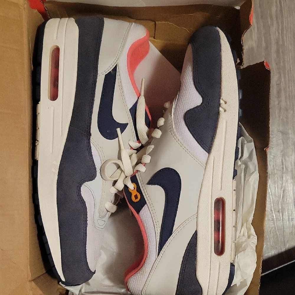 Nike Air Max Sneakers White and Navy